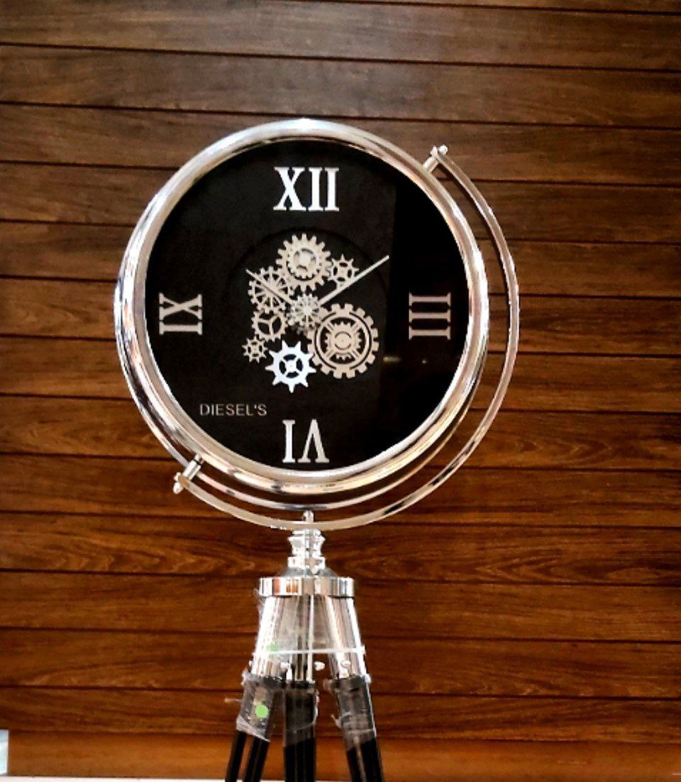 ساعت ۳پایه فلزی دیزل اسپرت مدل چرخ دنده سیلور صفحه مشکی