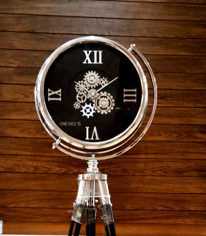 ساعت ۳پایه فلزی دیزل اسپرت مدل چرخ دنده سیلور صفحه مشکی
