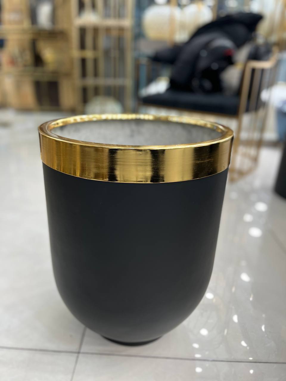 گلدان فایبر گلس مشکی کد ۰۰۱
