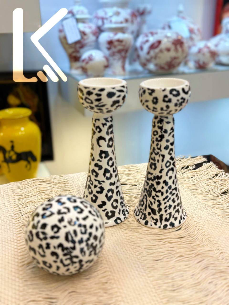 شعمدان  ایستاده و گوی